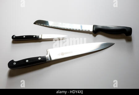 Die grundlegenden drei Messer Set benötigt in jeder Küche: Brot, Messer, Schälmesser und Kochmesser Stockfoto