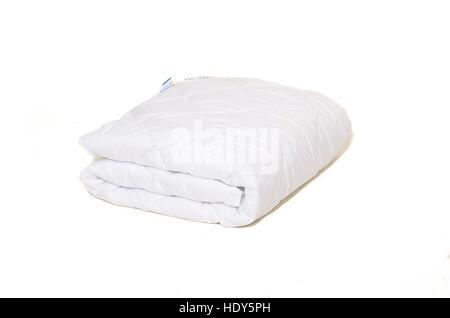 Weißen Bettbezug auf weißem Hintergrund isoliert gerollt Stockfoto