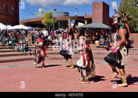 Hopi Indianer einen traditionellen Tanz auf freie Kunst- und Kulturfestival, Flagstaff, Arizona, USA Stockfoto