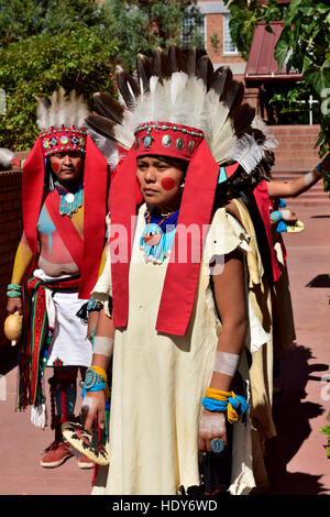 Hopi Indianer im traditionellen Zeremoniell Kleidung bei freien Kunst- und Kulturfestival, Flagstaff, Arizona, USA Stockfoto