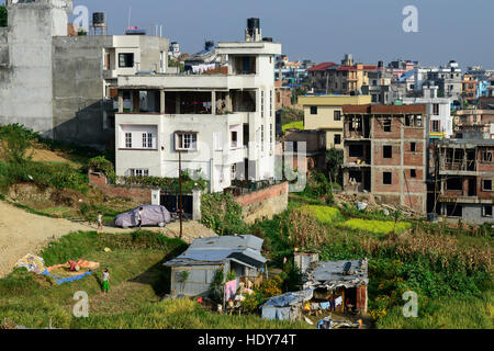 NEPAL-Kathmandu, Wachstum der Stadt, Verlust von landwirtschaftlich genutzten Feldern, eine verbleibende Zinn-Schuppen-Hütte und Reisfelder / Staedtewachstum, Verlust von Landwirtschaftlicher Gebaeude, Letzte Hütte Und Reisfelder Stockfoto