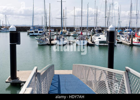 Blick auf den Great Sandy Straits Yachthafen, befindet sich am nördlichen Ende des Urangan Harbour in Hervey Bay, Australien Stockfoto