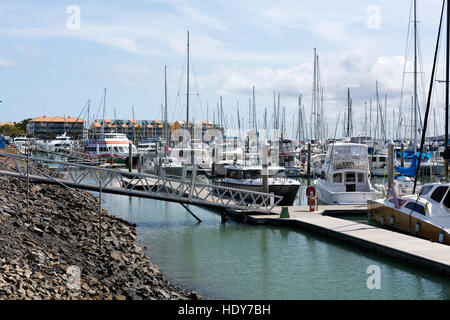 Blick auf den Great Sandy Straits Yachthafen, befindet sich am nördlichen Ende des Urangan Harbour in Hervey Bay, Australien Stockfoto