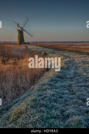 Einen frostigen Morgen am St. Bennetts Windmühle am Fluß Thurne, Norfolk Broads Thurne Village Stockfoto