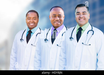 Gut aussehend Afroamerikaner und hispanischen männlichen Ärzten außerhalb der Gebäude des Krankenhauses. Stockfoto