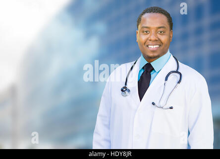 Gut aussehend African American männlichen Arzt außerhalb der Gebäude des Krankenhauses. Stockfoto