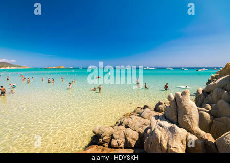 Chia, Italien - 18. August 2016: Die wunderbare Strände und kristallklares Wasser der Bucht von Chia, Sardinien, Italien. Stockfoto