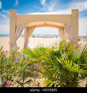 Tropischer Garten mit Pavillon Sandy gefärbt am Strand. Stockfoto