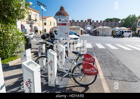 Elektrische Fahrräder zum Mieten. Die berühmten mittelalterlichen Komplex von Pisa zurück nach dem 9. Jahrhundert und einschließlich der Schiefe Turm von Pisa. Stockfoto