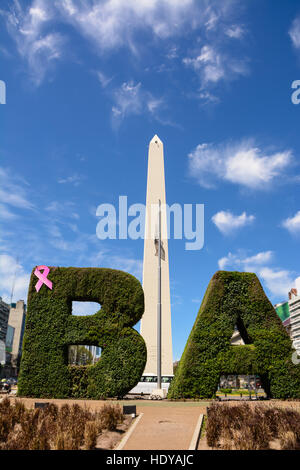 Obelisk und BA Text mit Hecke in Buenos Aires (Argentinien) Stockfoto