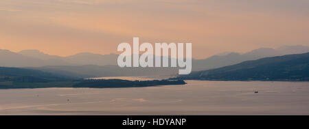 Blick über den Fluss Clyde in Richtung Gare Loch und Helensborough. Stockfoto