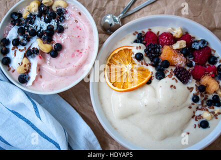 Smoothie-Schüssel, Bananen-Eis mit Beeren, Nüssen, Flachs. Perfekt für die Detox-Diät oder einfach nur eine gesunde Mahlzeit.  Liebe für eine gesunde Rohkost-Konzept. Stockfoto