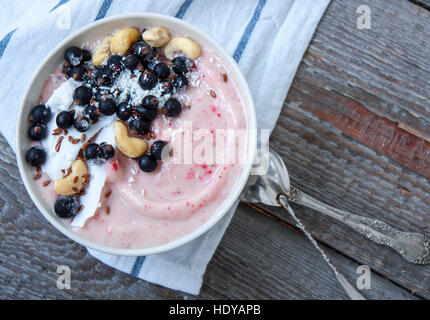Smoothie-Schüssel, Bananen-Eis mit Beeren, Nüssen, Flachs. Perfekt für die Detox-Diät oder einfach nur eine gesunde Mahlzeit.  Liebe für eine gesunde Rohkost-Konzept. Stockfoto