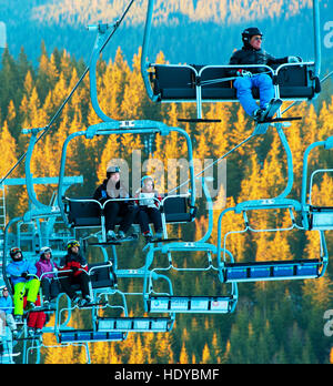 Skifahrer und Snowboarder auf ein Skilift in Bukovel. Bukovel ist das beliebteste Skigebiet in der Ukraine. Stockfoto