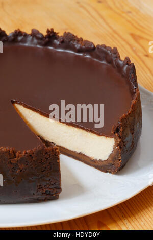 Braune Schokolade Käsekuchen auf dem Teller Stockfoto