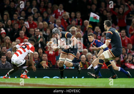 Wales' Dan Lydiate (Mitte) wird von Japans Kotaro Matsushima (links) während des Spiels Herbst International im Fürstentum Stadium, Cardiff herausgefordert. PRESSEVERBAND Foto. Bild Datum: Samstag, 19. November 2016. Finden Sie unter PA Geschichte RUGBYU Wales. Bildnachweis sollte lauten: David Davies/PA Wire. Einschränkungen: Editorial Gebrauch, nicht für kommerzielle Zwecke ohne vorherige Genehmigung Stockfoto