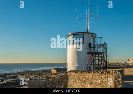 Nationale Coastwatch Institution Lookout-Station am Strand von Porthcawl in Süd-Wales Stockfoto