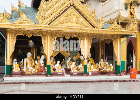 Buddha-Statuen, Shwedagon-Pagode, Yangon, Myanmar Stockfoto