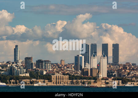 Istanbul Skyline gesehen aus dem Bosporus, Istanbul, Türkei Stockfoto