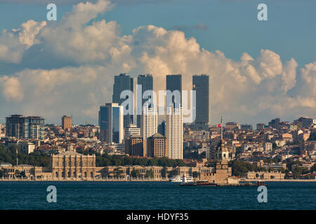 Istanbul Skyline gesehen aus dem Bosporus, Istanbul, Türkei Stockfoto
