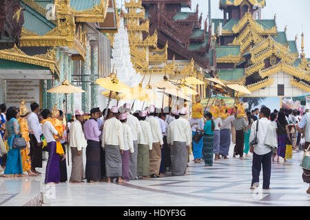 Prozession zur Shwedagon-Pagode in Yangon, Myanmar Stockfoto