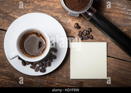 Kaffeebohnen, Boden und Tasse Espresso auf dem Holztisch, flach legen, Café-Konzept Stockfoto