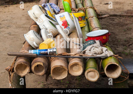 Trockengestell für Jungle Dish. Auf einem Bambusgestell in einem Camp auf der Tiwai-Insel, Sierra Leone, wird das Geschirr trocken Stockfoto