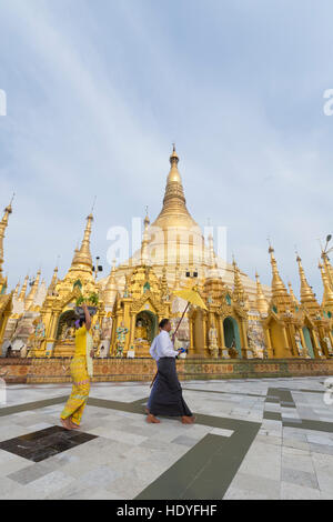 Prozession zur Shwedagon-Pagode in Yangon, Myanmar Stockfoto