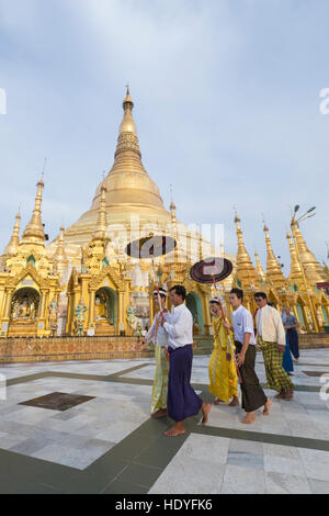 Prozession zur Shwedagon-Pagode in Yangon, Myanmar Stockfoto