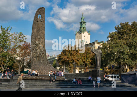 Denkmal für Taras Schewtschenko und Welle geformt Relief der religiöse Volkskunst in Lemberg, Ukraine Stockfoto