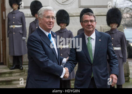 Defence Secretary Sir Michael Fallon (links) begrüßt US-Verteidigungsminister Ash Carter außerhalb des Auswärtigen Amtes vor einem Londoner Gipfel mit Verteidigungsminister aus der Koalition der Länder kämpfen IS, auch bekannt als Daesh, im Irak und in Syrien. Stockfoto