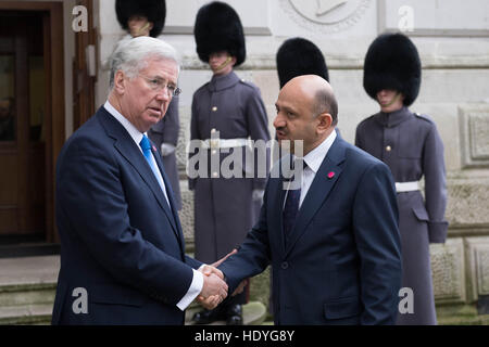 Defence Secretary Sir Michael Fallon (links) empfängt türkischen Minister für Verteidigung Fikri Isik außerhalb des Auswärtigen Amtes vor einem Londoner Gipfel mit Verteidigungsminister aus der Koalition der Länder kämpfen IS, auch bekannt als Daesh, im Irak und in Syrien. Stockfoto