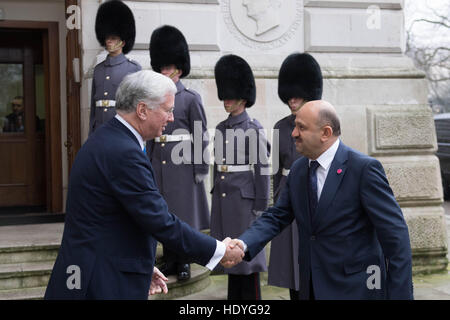 Defence Secretary Sir Michael Fallon (links) empfängt türkischen Minister für Verteidigung Fikri Isik außerhalb des Auswärtigen Amtes vor einem Londoner Gipfel mit Verteidigungsminister aus der Koalition der Länder kämpfen IS, auch bekannt als Daesh, im Irak und in Syrien. Stockfoto