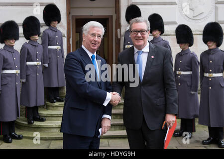 Defence Secretary Sir Michael Fallon (links) begrüßt australischen Hochkommissar, Alexander Downer außerhalb des Auswärtigen Amtes vor einem Londoner Gipfel mit Verteidigungsminister aus der Koalition der Länder kämpfen IS, auch bekannt als Daesh, im Irak und in Syrien. Stockfoto