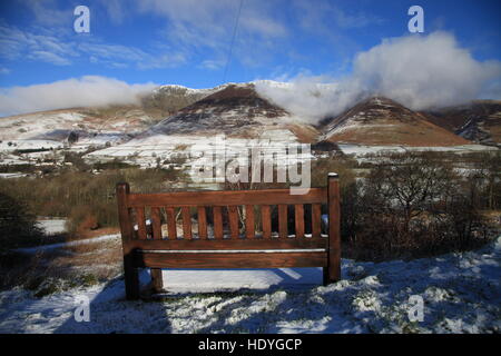 Irgendwo zu sitzen und Blick auf die schneebedeckten Berge im Lake District, UK Stockfoto