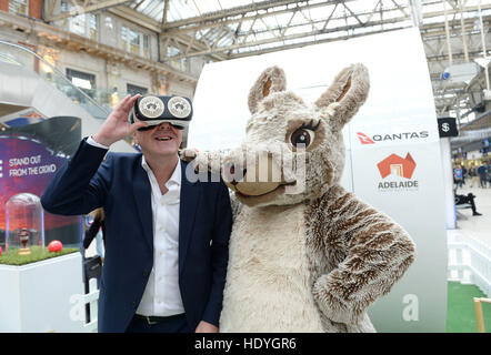 NUR zur redaktionellen Nutzung Phil Tufnell trägt eine Virtual-Reality-Kopfhörer "Adelaide an der Waterloo Station in London zu erleben", wie er mit der South Australian Tourism Commission arbeitet anlässlich die jüngste Ankündigung der 2017/18 Asche-Serie und der erste je Tag-Nacht-Test in Adelaide Oval in Australien gespielt werden. Stockfoto