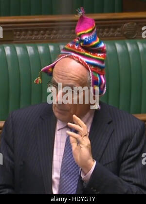 Peter Bone, konservative Wartungstafel für Wellingborough, trägt einen Hut und lobte die Arbeit eines lokalen Nächstenliebe, verrückte Hüte, in das House Of Commons in London. Stockfoto