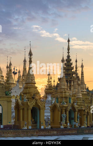 Die Türme der Shwedagon-Pagode kurz nach Sonnenaufgang, Yangon, Myanmar Stockfoto