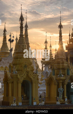 Die Türme der Shwedagon-Pagode kurz nach Sonnenaufgang, Yangon, Myanmar Stockfoto