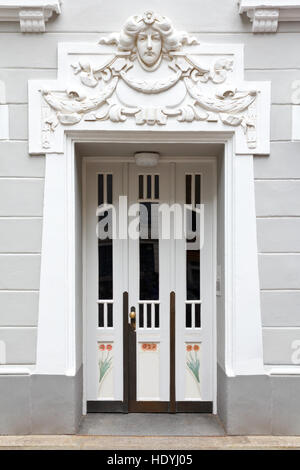 Eingangstür eines historischen Gebäudes mit Stuck im Art Nouveau Stil, Skulptur eines Womans Kopf, grau und weiß, Hamburg Stockfoto