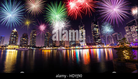 Silvester-Feuerwerk-Show in Dubai, Vereinigte Arabische Emirate, Nachtaufnahme Stockfoto