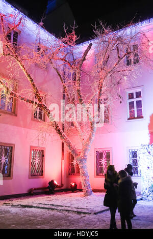 Menschen, die Besichtigung der verzierten Art Gallery Klovicevi Dvori in Gradec, obere Altstadt, Zagreb, Kroatien. Stockfoto