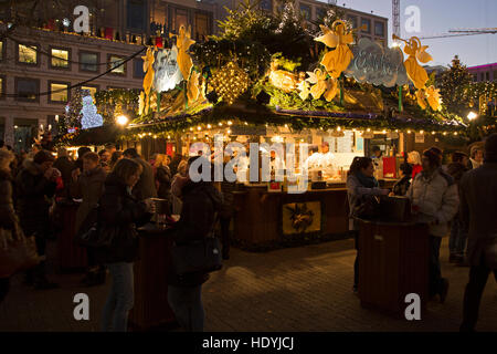 Ein Stall auf Stuttgarter Weihnachtsmarkt (Stuttgarter Weihnachstmarkt) in Stuttgart, Deutschland. Der jährliche Adventmarkt ist über 300 Jahre alt. Stockfoto