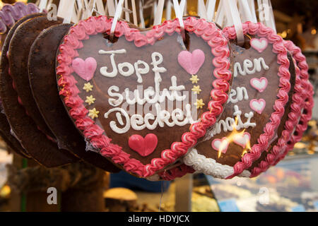 Lebkuchenherzen mit Puderzucker Zucker Grüße aus Stuttgart Weihnachten Markt (Stuttgarter Weihnachstmarkt) in Stuttgart, Deutschland. Stockfoto