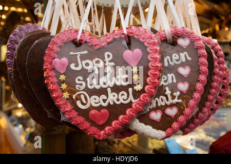 Lebkuchenherzen mit Puderzucker Zucker Grüße aus Stuttgart Weihnachten Markt (Stuttgarter Weihnachstmarkt) in Stuttgart, Deutschland. Stockfoto