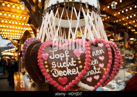 Lebkuchenherzen mit Puderzucker Zucker Grüße aus Stuttgart Weihnachten Markt (Stuttgarter Weihnachstmarkt) in Stuttgart, Deutschland. Stockfoto