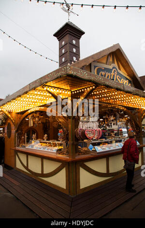 Ein Stall auf Stuttgarter Weihnachtsmarkt (Stuttgarter Weihnachstmarkt) in Stuttgart, Deutschland. Der jährliche Adventmarkt ist über 300 Jahre alt. Stockfoto