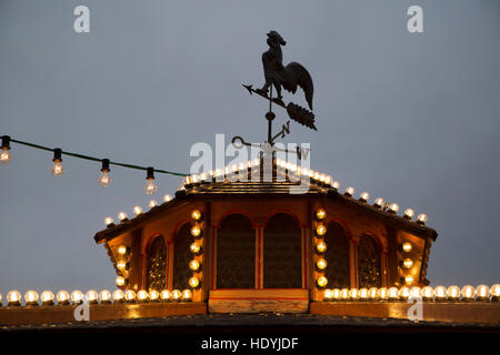 Stuttgarter Weihnachtsmarkt (Stuttgarter Weihnachstmarkt) in Stuttgart, Deutschland. Der jährliche Adventmarkt ist über 300 Jahre alt. Stockfoto