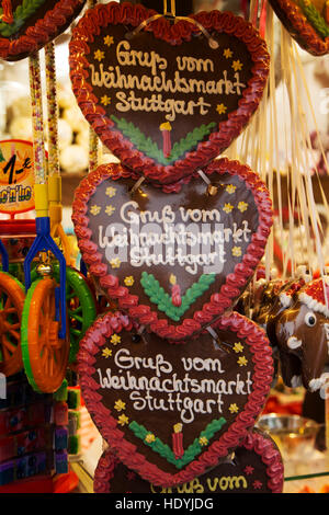 Lebkuchenherzen mit Puderzucker Zucker Grüße aus Stuttgart Weihnachten Markt (Stuttgarter Weihnachstmarkt) in Stuttgart, Deutschland. Stockfoto