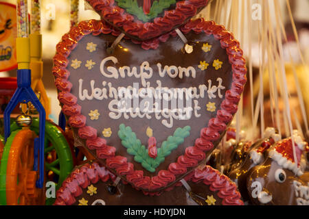 Lebkuchenherzen mit Puderzucker Zucker Grüße aus Stuttgart Weihnachten Markt (Stuttgarter Weihnachstmarkt) in Stuttgart, Deutschland. Stockfoto